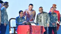 Presiden Joko Widodo (Jokowi) didampingi Ketua MPR Bambang Soesatyo, Menko Polhukam Mahfud MD, Mensesneg Pratikno, Menteri Komunikasi dan Informatika Johnny G. Plate, Ketua Dewan Pers Ninik Rahayu, dan Ketua Umum Persatuan Wartawan Indonesia (PWI) Pusat Atal S Depari melakukan pengetikan tulisan “HPN” pada mesin tik sebagai tanda Peringatan HPN 2023 saat puncak peringatan Hari Pers Nasional di Kabupaten Deli Serdang, Provinsi Sumatra Utara, Kamis (9/2/2023). (FOTO: Biro Pers Istana Kepresidenan/Agus Suparto)