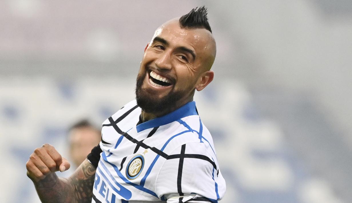 Gelandang Inter Milan, Arturo Vidal, tersenyum usai gol bunuh diri pemain Sassuolo pada laga Liga Italia di Stadion Mapei, Sabtu (28/11/2020). Inter Milan menang dengan skor 3-0. (Massimo Paolone/LaPresse via AP)