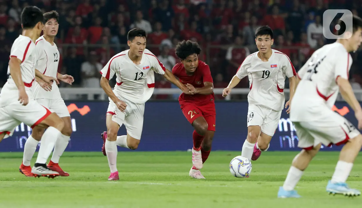 Pemain tengah Timnas Indonesia U-19, Amiruddin Bagus Alfikri (tengah) mencoba lolos dari kawalan pemain Korea Utara pada kualifikasi Grup K Piala AFC U-19 2020 di Stadion Utama Gelora Bung Karno, Jakarta, Minggu (10/11/2019). Laga berakhir imbang 1-1. (Liputan6.com/Helmi Fithriansyah)