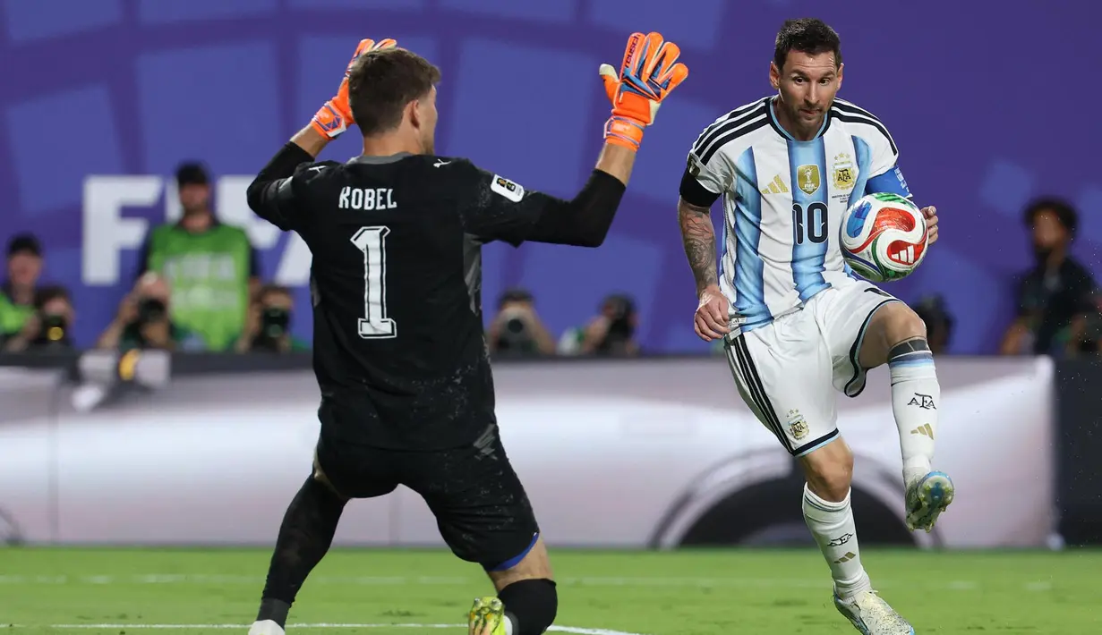 Kiper Swiss Gregor Kobel, bertahan saat penyerang Argentina Lionel Messi mengontrol bola selama pertandingan perempat final Piala Dunia 2026 antara Argentina dan Swiss di Stadion Kansas City, Kansas City, Sabtu, 11 Juli 2026. (AFP/  Odd Andersen)