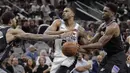 Pemain San Antonio Spurs, Rudy Gay (tengah) berebut bola dengan dua pemain Sacramento Kings pada laga NBA basketball game di A&T Center, San Antonio, (9/4/2018). Spurs menang 98-85. (AP/Eric Gay)