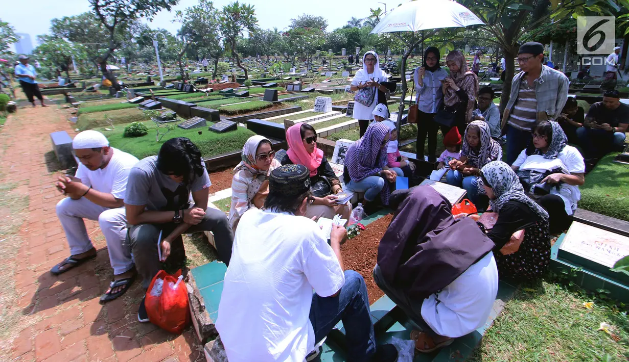 Warga memanjatkan doa saat melakukan ziarah kubur di TPU Karet Bivak, Jakarta Pusat, Kamis (10/5). Menjelang bulan suci Ramadan umat muslim melakukan ziarah kubur untuk mendoakan keluarga mereka yang telah wafat. (Merdeka.com/Arie Basuki)