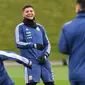 Tawa bek Argentina, Marcos Rojo (tengah) saat berlatih bersama rekan-rekannya di City Football Academy, Manchester, (20/3/2018). Argentina akan melawan Italia pada laga persahabatan di Etihad Stadiu. (AFP/Anthony Devlin)