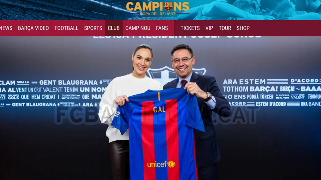 Pemeran Wonder Woman Gal Gadot menerima jersey bertuliskan namanya dari Presiden Barcelona Josep Maria Bartomeu. (fcbarcelona.com)