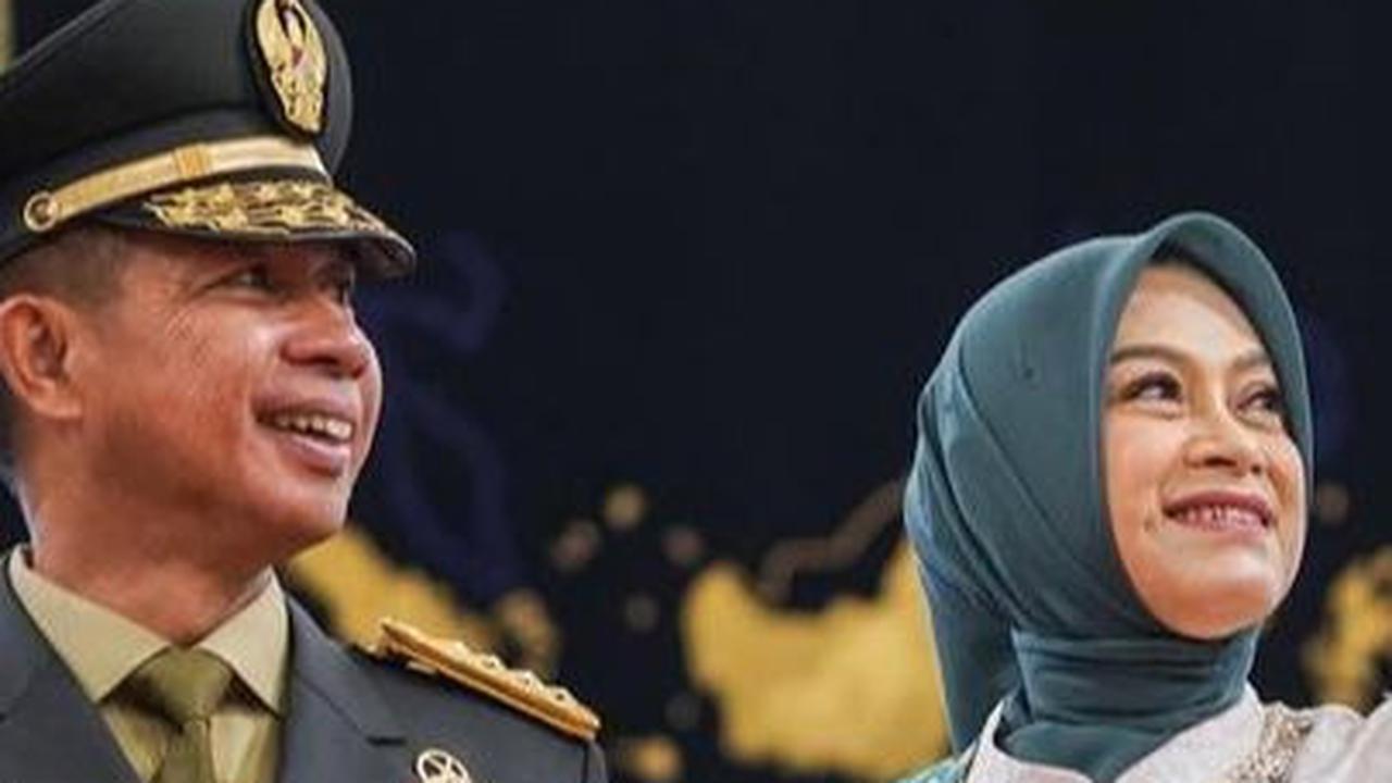 Ini potret Jenderal Agus Subiyanto bareng sang istri. Sosok Evi Sophia mendampingi sang suami saat pelantikan.