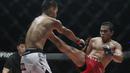 Petarung Filipina, Robin Catalan, menendang petarung Indonesia, Stefer Rahardian, saat bertarung pada laga ONE Championship di Istora Senayan, Jakarta, Sabtu (19/1). Stefer Rahardian kalah dari Robin Catalan. (Bola.com/M. Iqbal Ichsan)