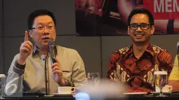 Praktisi Industri Pengguna GAS Achmad Widjaja (kiri) memberikan keterangan saat diskusi publik di Jakarta, Rabu (10/2). Diskusi membahas pengembangan infrasutruktur gas, siapa yang harus memegang kendali. (Liputan6.com/Angga Yuniar)