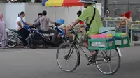 Kisah penjual takjil di Gorontalo, puluhan tahun mengais rezeki dengan sepeda ontel. (Liputan6.com/Arfandi Ibrahim)