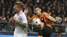 Gelandang Real Madrid, Toni Kroos berusaha menahan bola tendangan pemain Shakhtar Donetsk, Taras Stepanenko pada pertandingan lanjutan grup F Liga Champions di stadion Polish Army Stadium di Warsawa, Polandia, Rabu, 12 Oktober 2022. Shakhtar Donetsk bermain imbang atas Real Madrid 1-1. (AP Photo/Michal Dyjuk )