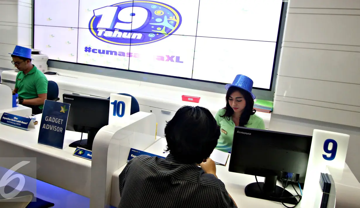Operator seluler XL saat melayani informasi pelanggan saat Syukuran HUT XL ke-19 DI Jakarta, Kamis (8/10/2015). HUT  XL menjadi trending topic di Indonesia pada urutan pertama dengan tagar #19thBersama. (Liputan6.com/Immanuel Antonius)