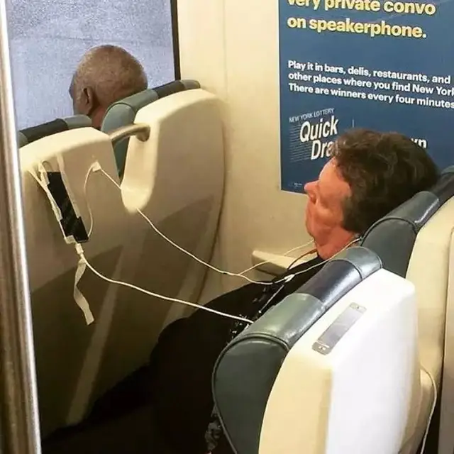 7 Potret Cara Orang Pakai Headset Ini Nyeleneh, Bikin Geleng Kepala