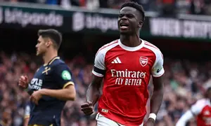 Gelandang Arsenal asal Inggris #07, Bukayo Saka, merayakan gol kedua tim dari titik penalti dalam pertandingan Premier League antara Arsenal dan West Ham United di Stadion Emirates, London, pada 4 Oktober 2025. (HENRY NICHOLLS/AFP)