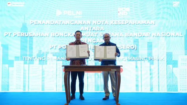 Direktur Utama PELNI Logistics Sukendra (kiri) bersama dengan Plt. Direktur Utama POS Indonesia Haris (kanan) usai penandatanganan MoU. (Dok PELNI)