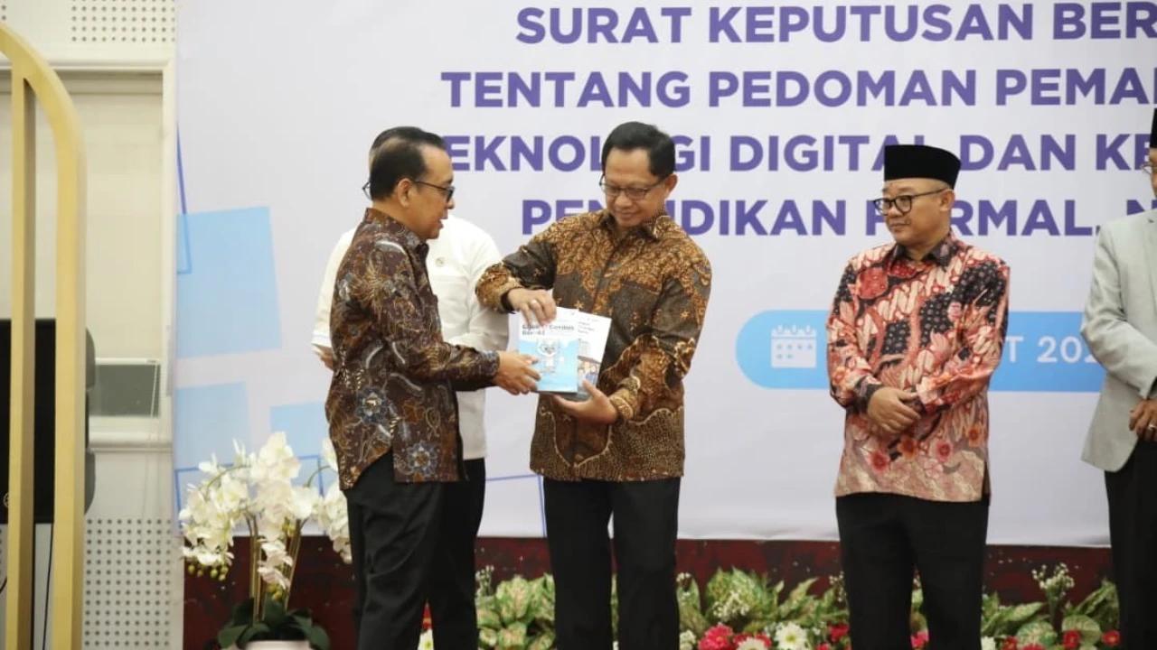Mendagri Tandatangani SKB 7 Menteri tentang Pedoman Pemanfaatan Teknologi Digital dan Kecerdasan Artifisial