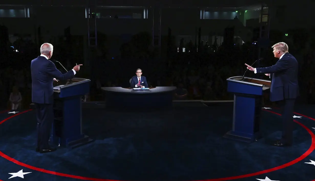 Presiden Donald Trump (kanan) dan calon presiden dari Partai Demokrat, mantan Wakil Presiden Joe Biden (kiri) berpartisipasi dalam debat presiden pertama di Case Western University and Cleveland Clinic, Cleveland, Ohio, Selasa (29/9/2020). (Olivier Douliery/Pool via AP)