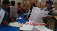 Para pekerja melakukan pelipatan dan penyortiran surat suara di gudang logistik KPU Banyuwangi (Hermawan Arifianto/Liputan6.com)