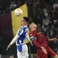 Gelandang Real Sociedad Martin Zubimendi dan gelandang AS Roma, Lorenzo Pellegrini melakukan sundulan saat bersaing pada laga pertama babak 16 besar Liga Europa 2022/2023 di Olimpico, Jumat (10/3/2023) dini hari WIB. Skor 2-0 untuk kemenangan Roma menjadi hasil akhir laga ini. (AP Photo/Gregorio Borgia)