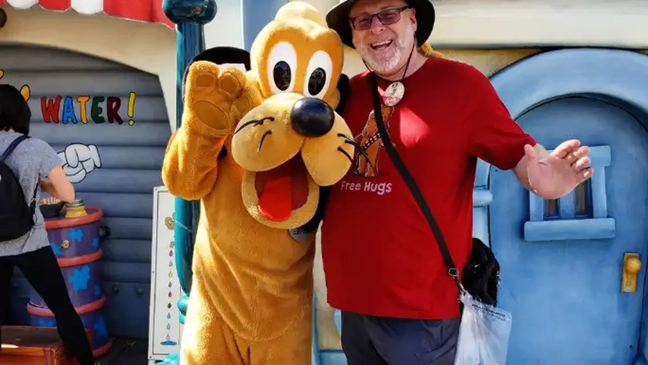 Pengunjung Setia, Pria Ini Pecahkan Rekor Kunjungi Disneyland Sebanyak 3.000 Kali