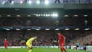 <p>Penyerang Liverpool, Luis Diaz ditantang oleh pemain Villarreal Juan Foyth pada pertandingan leg pertama semifinal Liga Champions di stadion Anfield di Liverpool, Inggris, Kamis (28/4/2022). Liverpool menang atas Villarreal 2-0. (AP Photo/Jon Super)</p>