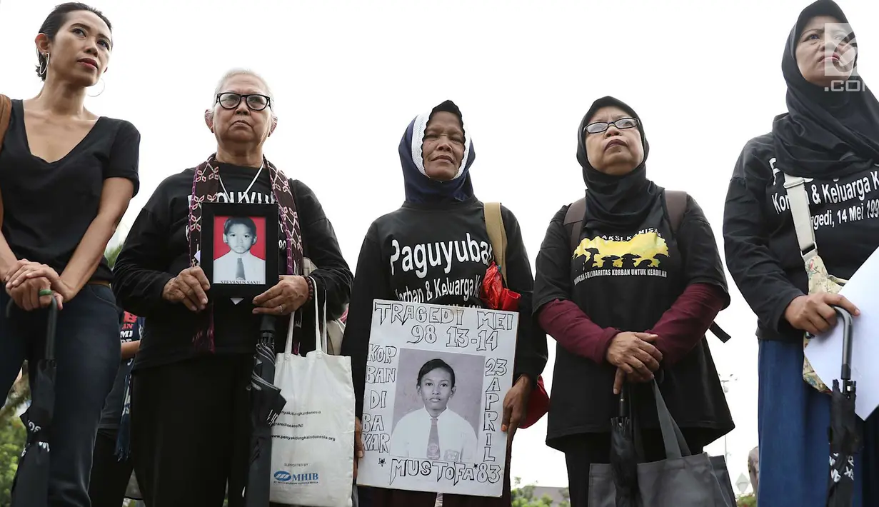 Aktivis yang tergabung dalam Jaringan Solidaritas Korban untuk Keadilan (JSKK) menggelar aksi Kamisan ke-538 di depan Istana Negara, Jakarta, Kamis (17/5). Aksi Kamisan tersebut sekaligus memeringati 20 tahun reformasi. (Liputan6.com/Immanuel Antonius)