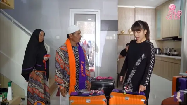 Berangkat Bareng Keluarga, Ini 7 Potret Dinar Candy Jalani Umrah saat Ramadhan