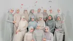 Meski rata-rata anggotanya sudah menikah, namun tak dipungkiri jika deretan anggota Butterfly ini seperti gadis. Pakai dress dengan warna soft, ini adalah potret pemotretan Geng Butterfly dengan konsep pertama. Busana yang dikenakan oleh anggota Geng Butterfly ini merupakan rancangan dari desainer Rasya Shakira, sementara wajahnya dipoles oleh beberapa MUA salah satunya Ikawati Fitria. (Liputan6.com/IG/@asrikasura)