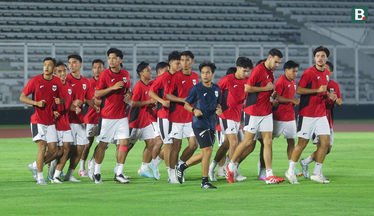 Pemain Timnas Indonesia U-23 menggelar sesi latihan di Stadion Madya, Jakarta, Kamis (17/7/2025). (Bola.com/M Iqbal Ichsan)