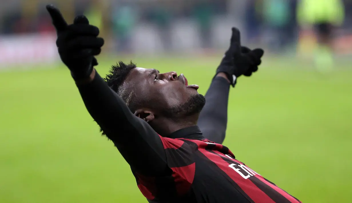 Ekspresi pemain AC Milan, Mbaye Niang, setelah mencetak gol ke gawang Sampdoria dalam laga Serie A di Stadion San Siro, Minggu (29/11/2015) dini hari WIB. AC Milan menang 4-1 atas Sampdoria. (EPA/Matteo Bazzi)