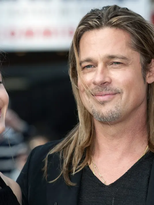 Brad Pitt mungkin sering menggonta-ganti gaya rambutnya selama perjalanan kariernya sebagai aktor. Namun rambut gondrong ditambah brewok ini menjadi salah satu favorit, bahkan semua gayanya memang favorit. (Bintang/EPA)