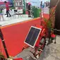 Petani asal Kabupaten Badung, Bali,I Gede Artana memamerkan traktor dengan sistem pengisian baterai menggunakan tenaga surya atau sinar matahari di Pameran dalam rangka Rapat Kerja Nasional (Rakernas) IV PDI Perjuangan (PDIP), JIExpo, Kemayoran, Jakarta, Sabtu (30/9/2023).