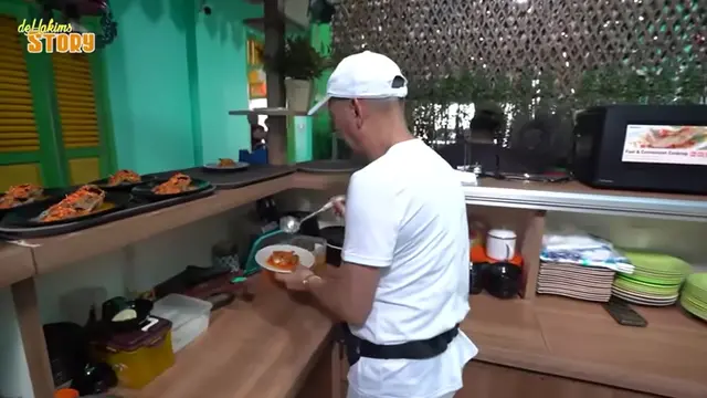 Warung makan ayah Ayu Tingting (Foto: YouTube deHakims Story)