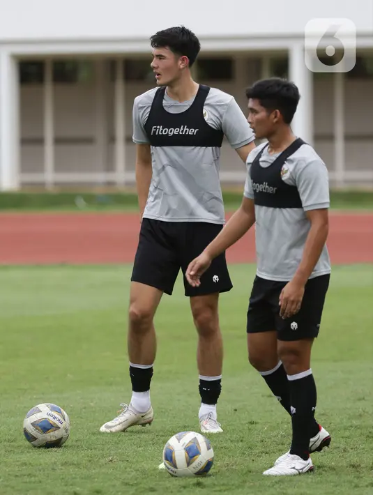 Pesepakbola Elkan Baggott (kiri) latihan bersama Timnas Indonesia di Lapangan Stadion Madya, Kompleks GBK, Jakarta, Rabu (10/11/2021). Timnas Indonesia akan melaksanakan pemusatan latihan dan dua laga uji coba di Turki sebagai persiapan menghadapi Piala AFF 2020. (Liputan6.com/Helmi Fithriansyah)
