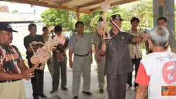 Citizen6, Lampung: Pejabat Bupati Tulang Bawang barat, Bachtiar Basri, sedang mengamati sebuah wayang kulit hasil karya pengrajin di Kampung Candra Kencana, Kecamatan Tulang Bawang tengah. (Pengirim: Jerry Hasan)