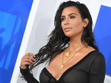 Artis reality TV, Kim Kardashian berpose di karpet merah penghargaan MTV VMA 2016 di New York, Minggu (28/8) malam. Ditemani suaminya, Kanye West, Kim Kardashian datang dengan busana serba hitam. (REUTERS/Eduardo Munoz)