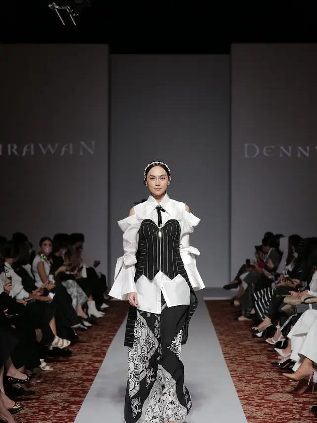 Cerminan Citra Wanita Indonesia Mandiri dalam Koleksi Niti Senja Denny Wirawan