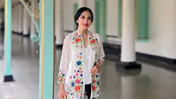 Memiliki seorang ibu yang tinggal di Solo, Diah menceritakan bahwa dirinya bersama saudara-saudaranya tinggal di Jakarta. Kini ibundanya yang sudah berusia 70 tahun masih sangat sehat dan masih bisa menyetir sendiri ketika beraktivitas. (Liputan6.com/IG/@dps_diahpermatasari)