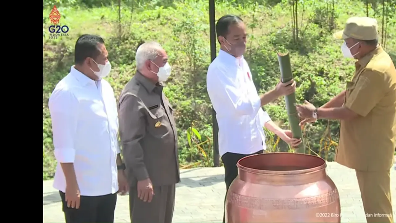 Presiden Joko Widodo atau Jokowi memimpin prosesi penyerahan tanah dan air dari 34 provinsi di Indonesia, di Ibu Kota Negara (IKN) Nusantara Kalimantan Timur, Senin (14/3/2022).