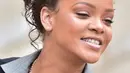Ketika mendapat komentar dari publik, banyak hal yang dilakukan para selebriti untuk menanggapinya. Rihanna merupakan salah satu selebriti yang sepertinya senang memberikan tanggapan. (AFP/Christophe Archambault)