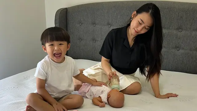 Selebgram Sherly Lembono dan kedua anaknya.