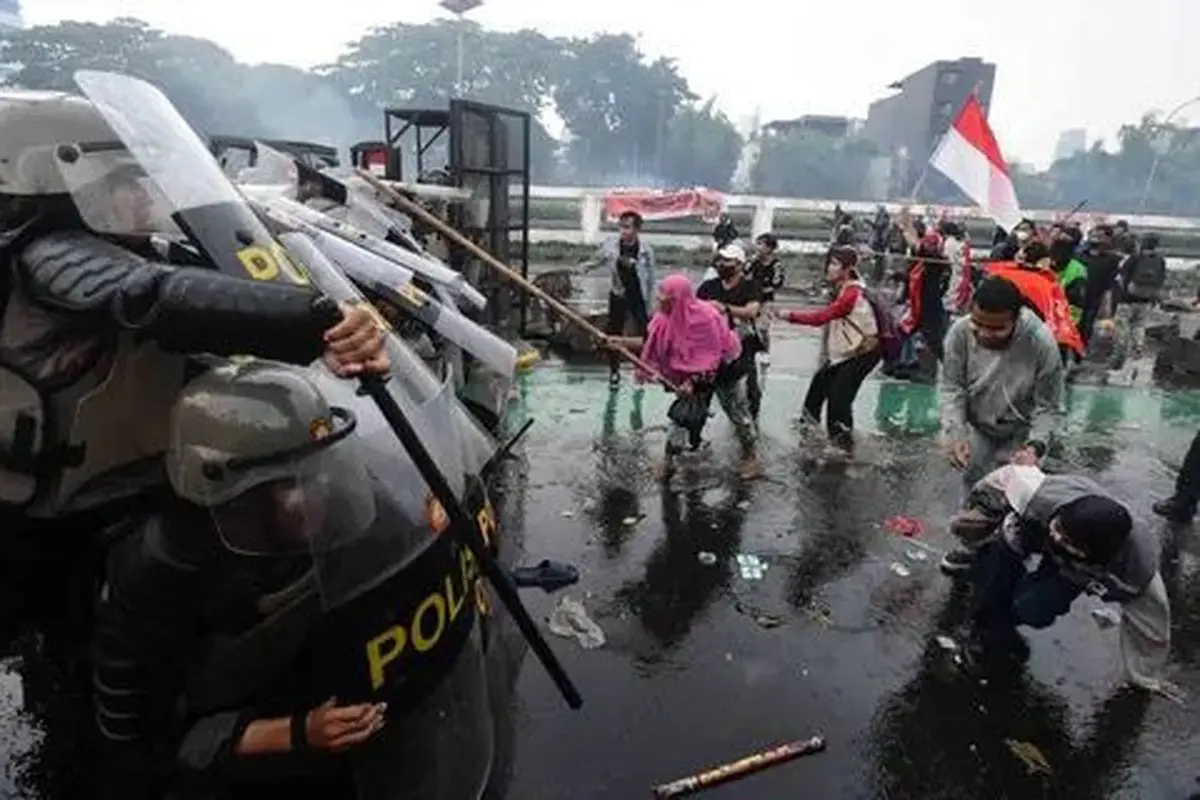 Viral Ibu Berkurudung Pink di Tengah Demo Ricuh Depan DPR