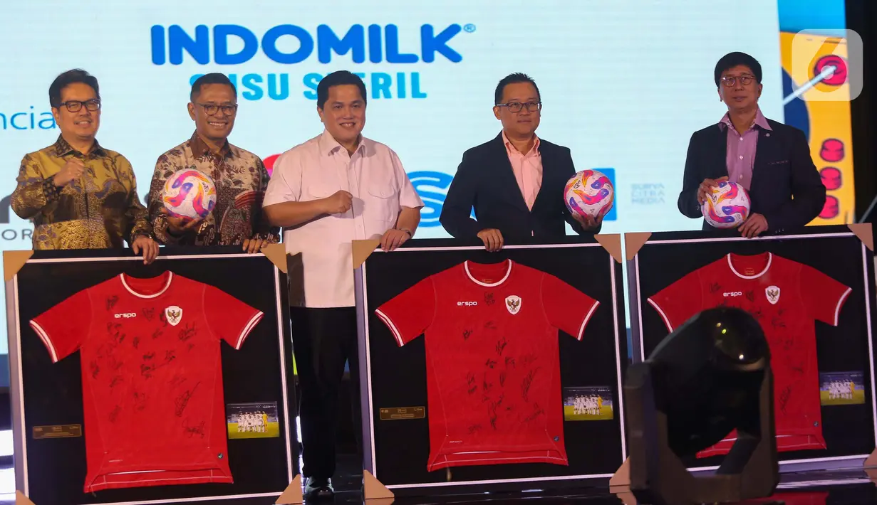 Seremonial perpanjangan kerja sama antara SCM dengan PSSI dilakukan dalam PSSI Partner Summit 2024 di Hotel Park Hyatt, Jakarta Pusat, pada Senin (16/12/2024). (Liputan6.com/Angga Yuniar)