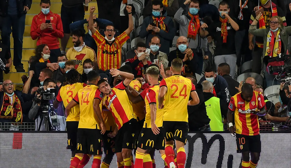 Pemain Lens merayakan gol yang dicetak Ignatius Ganago ke gawang PSG pada laga Liga Prancis di Stadion Bollaert-Delelis, Jumat (11/9/2020). PSG kalah 0-1 atas Lens. (AFP/Denis Charlet)