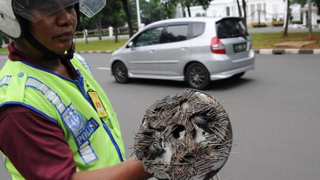 Semangat relawan pemungut ranjau paku di depan Istana