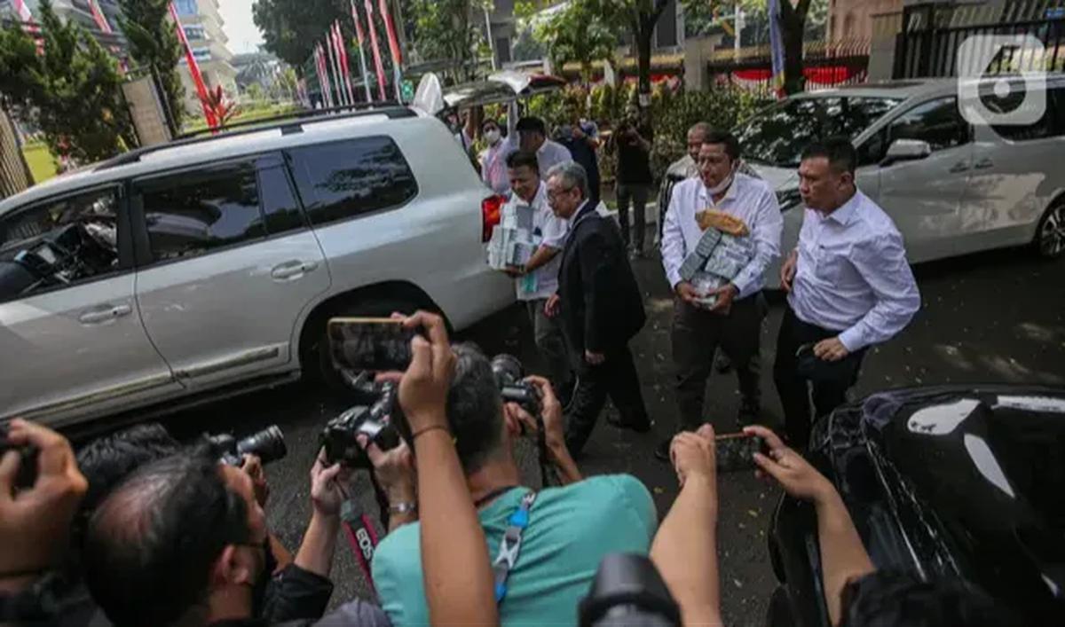 Menurut Kuntadi, status hukum bisa akan berbeda berdasarkan asal usul uang pecahan 100 dolar Amerika dengan total 1,8 juta USD, yang diserahkan pihak terdakwa Irwan tersebut. Atas dasar itu, kedudukan uang tersebut harus dapat ditentukan dengan tepat terl