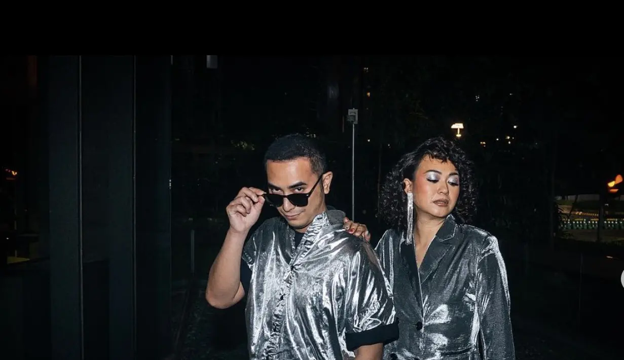 Tampil serba silver, menghadirkan kesan era disko yang seru, Lagi-lagi keduanya tampil totalitas di sejumlah penampilan. [Foto: Instagram/ DJ Winky]