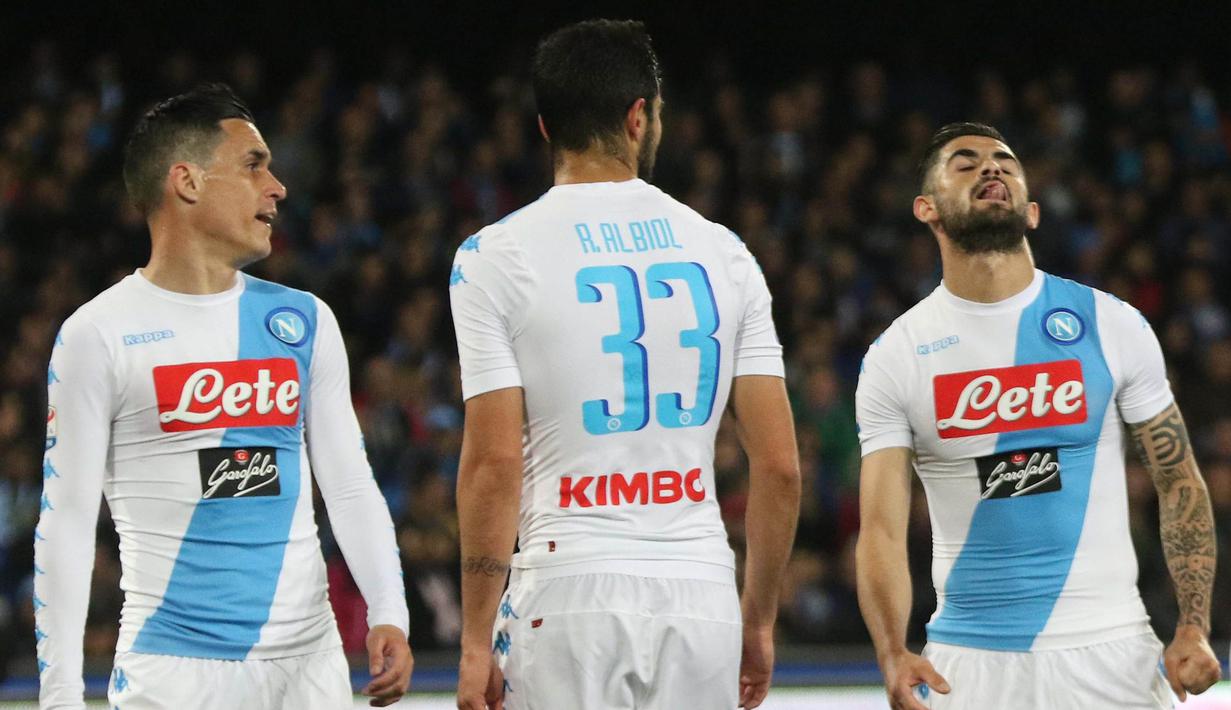 Sejumlah pemain Napoli tampak kecewa saat harus bermain imbang melawan Juventus. Meskipun Napoli tampil menyerang namun hanya mampu mencetak satu gol.  EPA/CESARE ABBATE