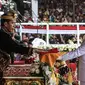 Presiden Joko Widodo menyerahkan duplikat bendera pusaka kepada Paskibraka Salma El Mutafaqqiha dalam Upacara Peringatan Detik-Detik Proklamasi Kemerdekaan Indonesia ke-74 Tahun 2019 di Istana Merdeka, Jakarta, Sabtu (17/8/2019).  (Liputan6.com/HO/Kentung)