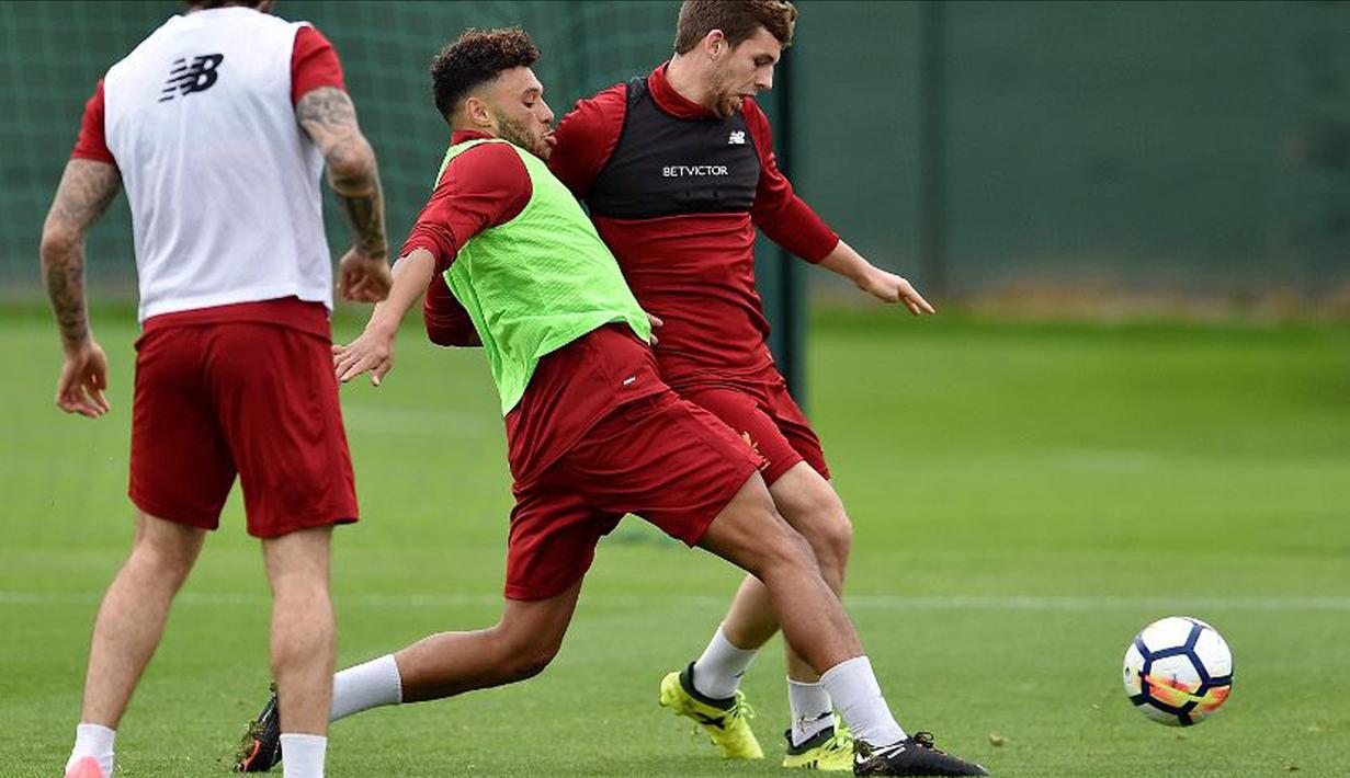 Pemain Liverpool, Alex Oxlade-Chambrlain (tengah) berebut bola denganrekannya saat berlatih di Melwood Training Ground, Liverpool (7/9/2017). Latihan ini jelang melawan Manchester City pada pekan keempat Premier League. (Photo/Liverpoolfc)
