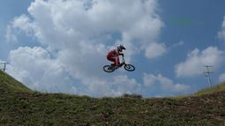 Aksi atlet BMX, I Gusti Bagus Saputra melintasi track di Pulomas, Jakarta (21/6/2018). Tiga atlet BMX putra Indonesia mengikuti seleksi menuju Asian Games 2018. (Bola.com/Nick Hanoatubun)