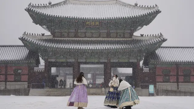 Salju Tebal Selimuti Istana Gyeongbokgung di Seoul